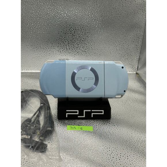 Light blue psp 2000 w/charger & new battery - Picture 7 of 8